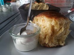Selbstgemachtes Brot mit Dipp
